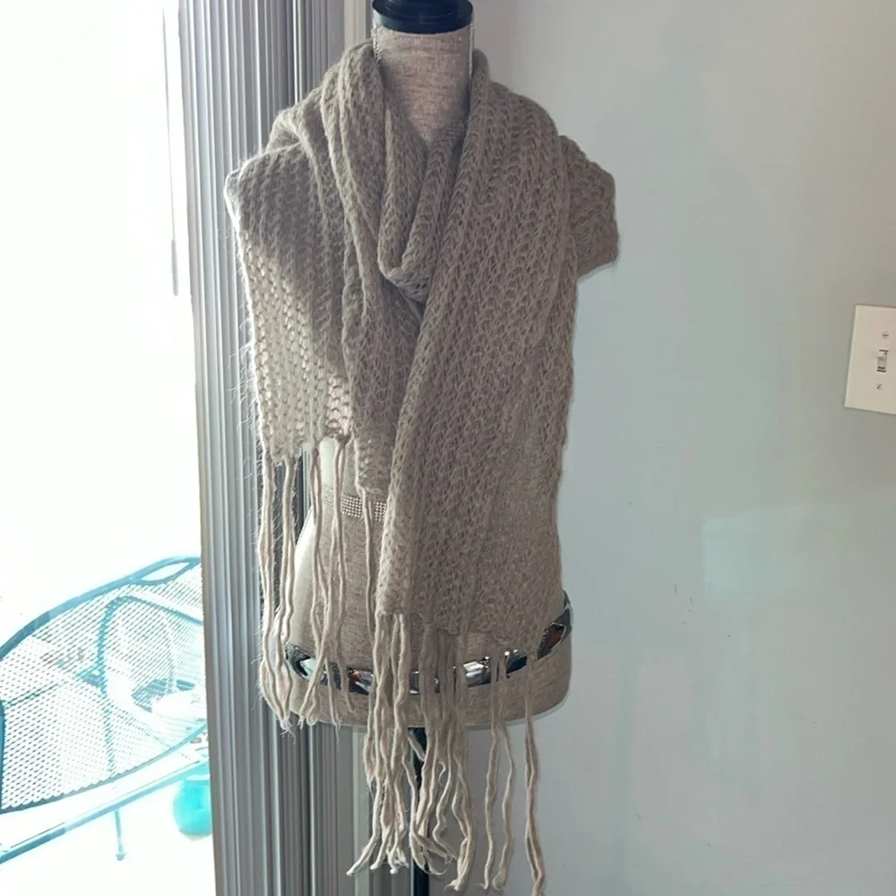 Treasure Topkapi beige scarf with fringe Mohair blend.  Excellent condition.